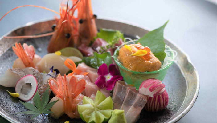 在帝逸酒店頂層俯瞰沙田景色，同時享受由兩位日籍主廚石山和阿部精心設計的廚師發辦套餐的確別有一番風味。秉承日本傳統職人匠心，源峰團隊對食物非常講究，除了將拿手的懷石料理元素融入新套餐，亦以熟手在行的爐端